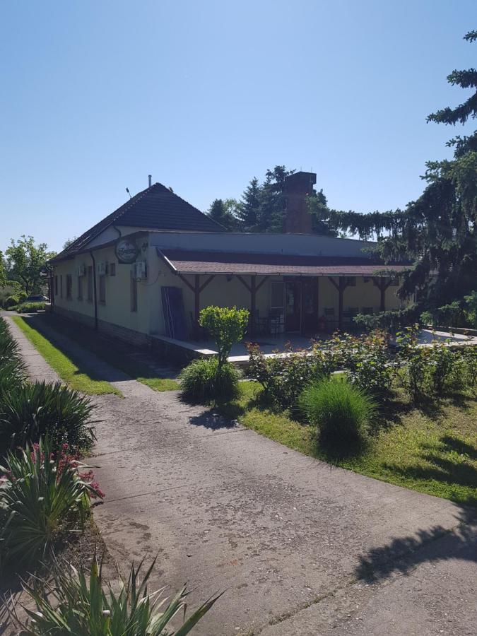 Hotel Fortuna Panzio Orosháza Exterior foto